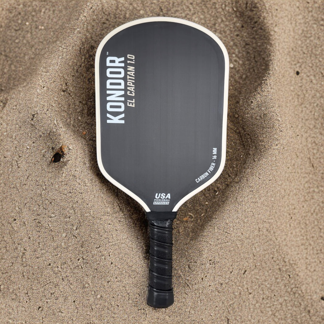 EL CAPITÁN VERSIÓN 1.0 X PALETA DE PICKLEBALL DE CARBONO CRUDO (PRE-ORDEN)