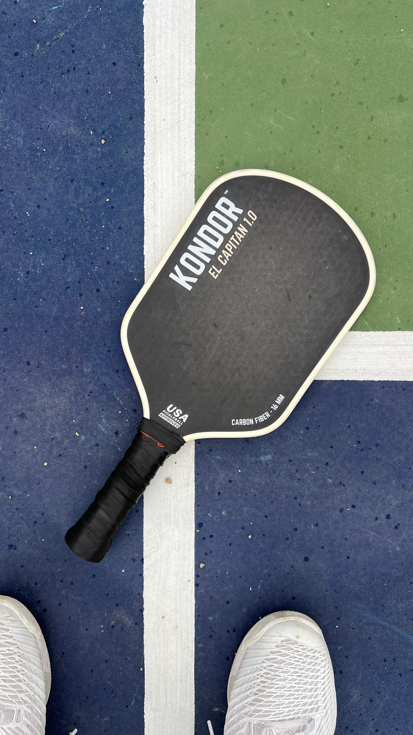 EL CAPITÁN VERSIÓN 1.0 X PALETA DE PICKLEBALL DE CARBONO CRUDO (PRE-ORDEN) 